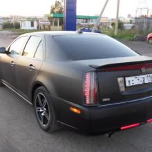 Cadillac оклеен черной матовой пленкой, цвет до - черный глянец
